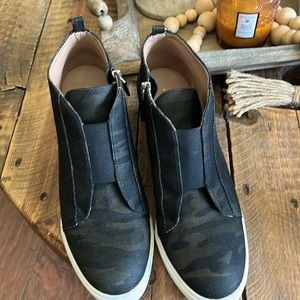 Linea Paolo Camo Net Fabric Felicia Wedge, Size 9. Worn Once